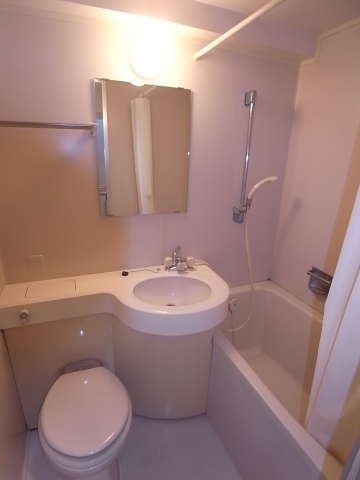 バス・シャワールーム　トイレとお風呂が一緒だとお掃除も便利ですよ
