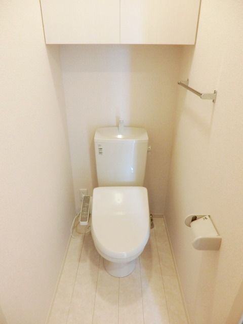トイレ　温水洗浄便座付きのトイレです