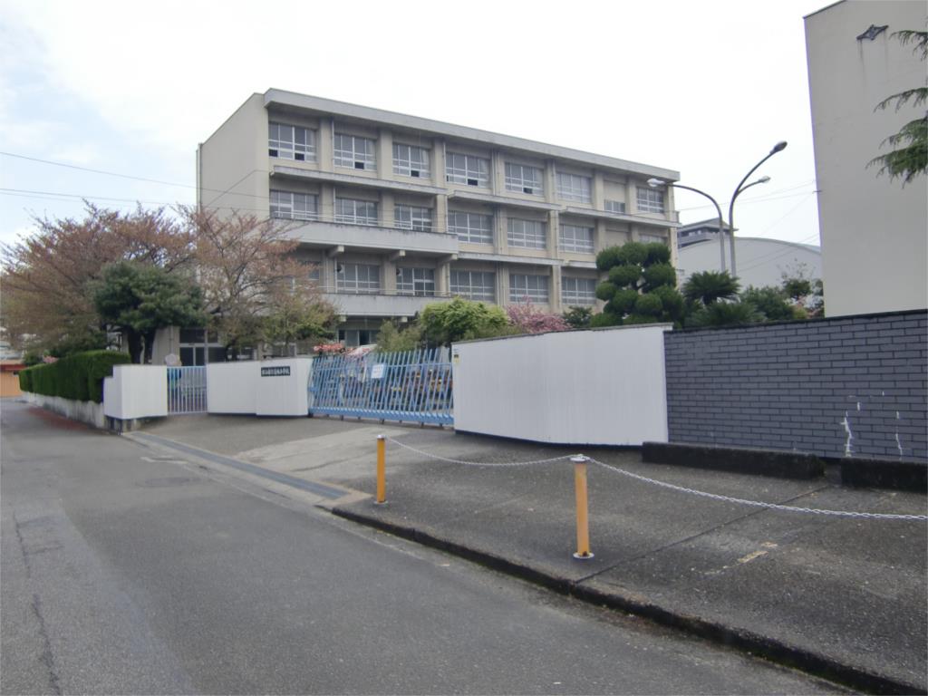 【シャイングレード岩田の小学校】