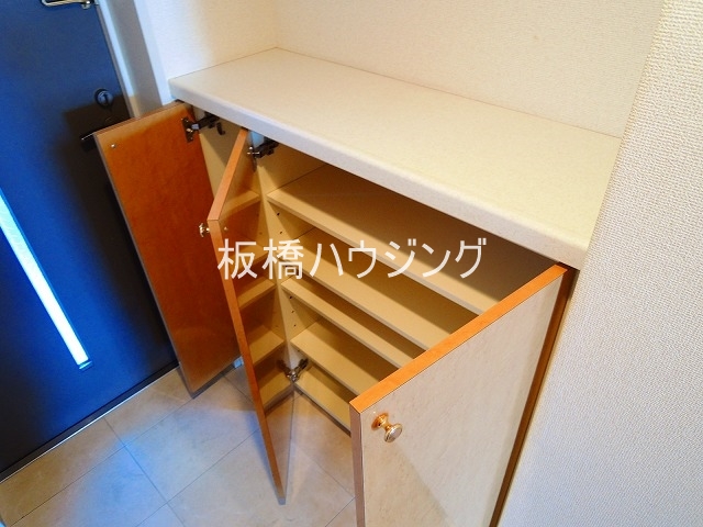 玄関　飾り棚のある玄関
