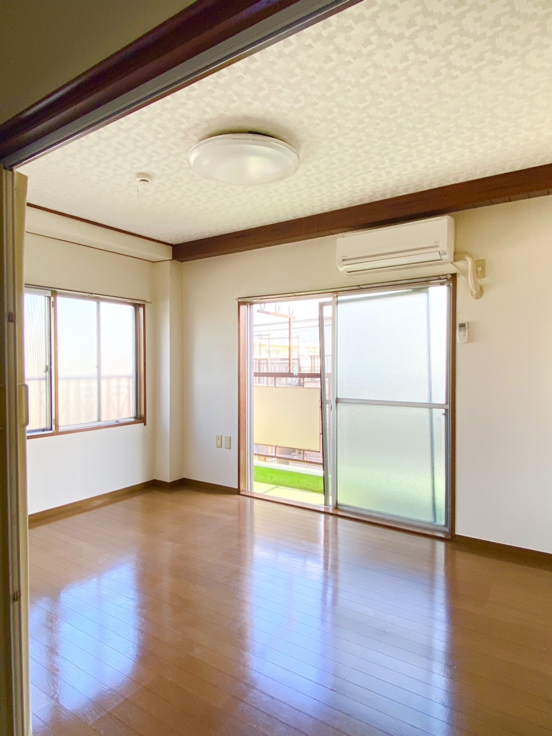 岸岡マンションの居間写真