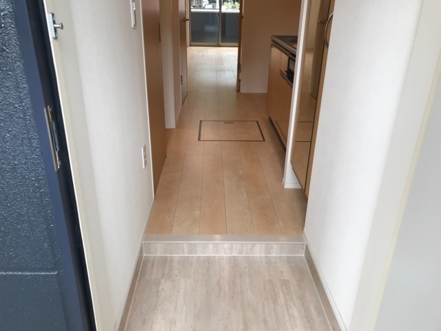 玄関　全身鏡付きシューズボックスございます。