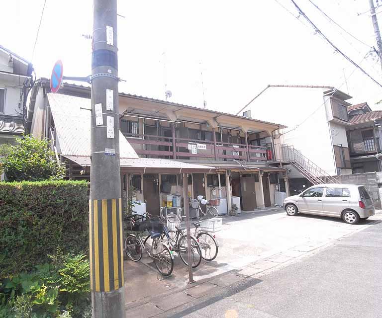 京都市伏見区納所町のアパートの建物外観