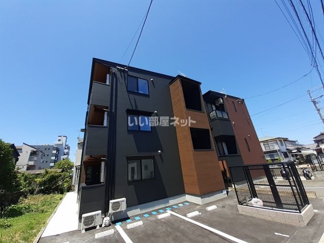 【糸島市波多江駅北のアパートの建物外観】