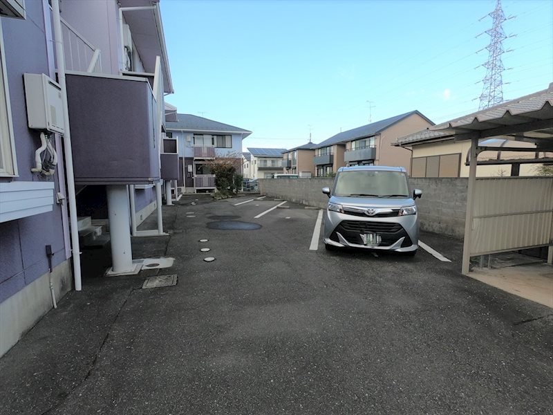 【近江八幡市中村町のアパートの駐車場】