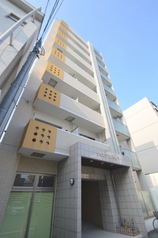 岡山市北区中山下のマンションの建物外観