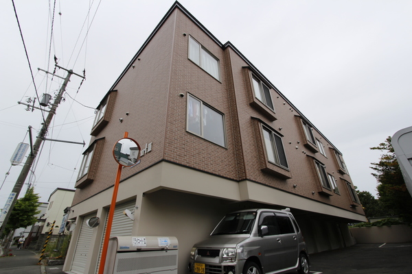 札幌市厚別区厚別東四条のアパートの建物外観
