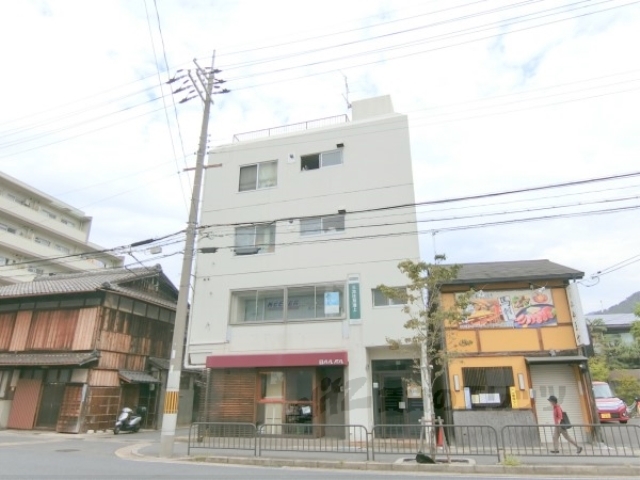 京都市山科区竹鼻竹ノ街道町のマンションの建物外観