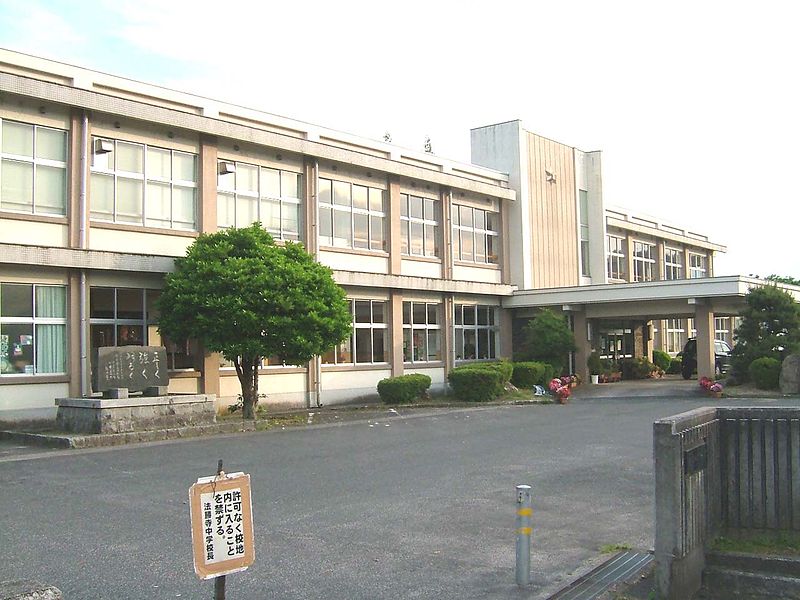 【西伯郡南部町阿賀のアパートの中学校】