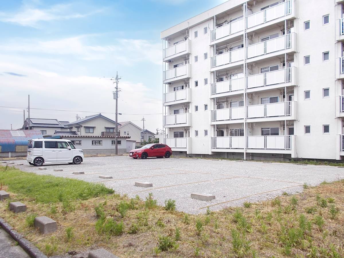 【黒部市金屋のマンションの駐車場】