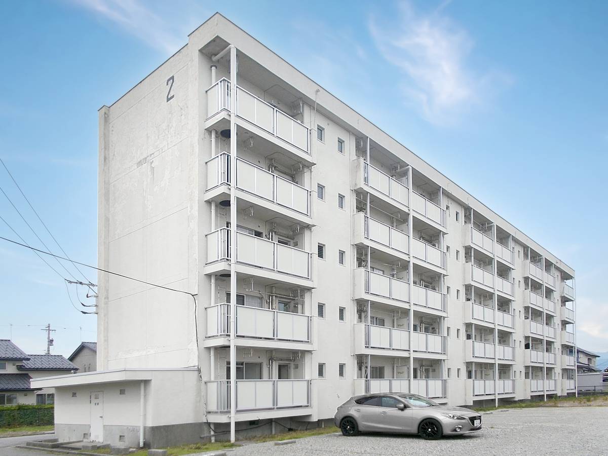 黒部市金屋のマンションの建物外観