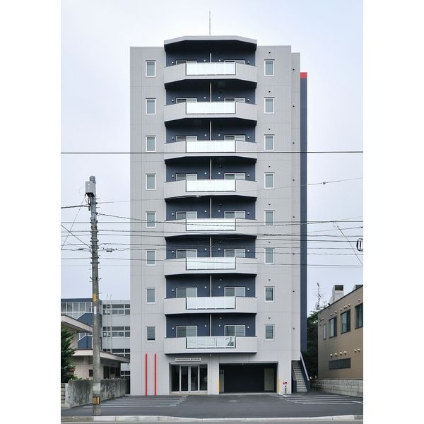 札幌市中央区南十五条西のマンションの建物外観