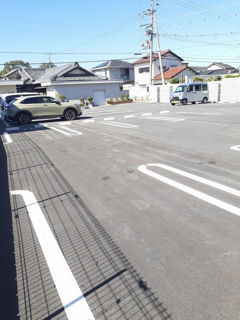 【和歌山市紀三井寺のアパートの駐車場】