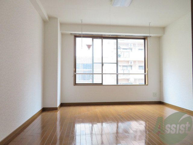 居室・リビング　リビングはこんな感じです。窓が大きくてよく陽が入ってきます。