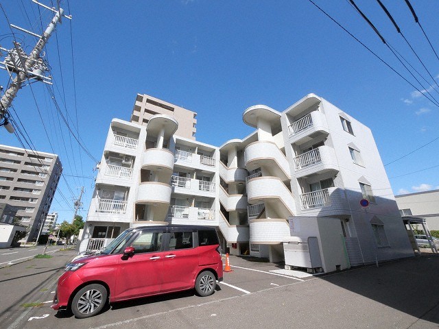 札幌市中央区南五条西のマンションの建物外観