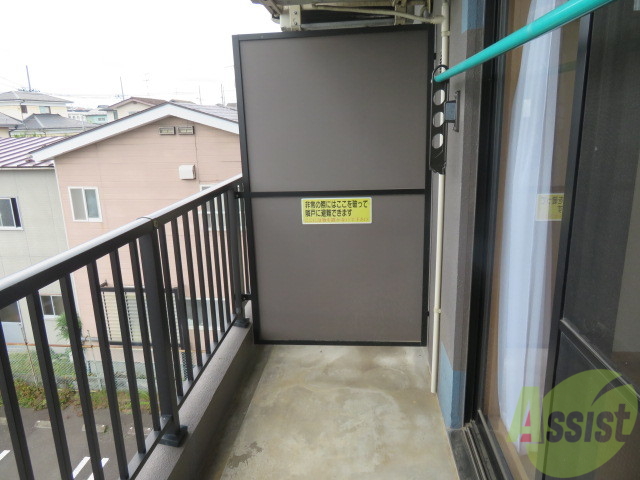バルコニー　バルコニー。洗濯物がはかどりそうな広さがありますよ。