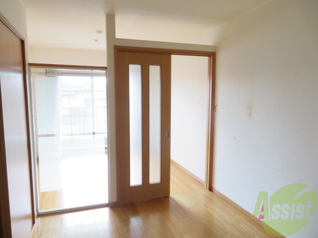 居室・リビング　洋室を撮影しました。日射しがあり明るい印象。