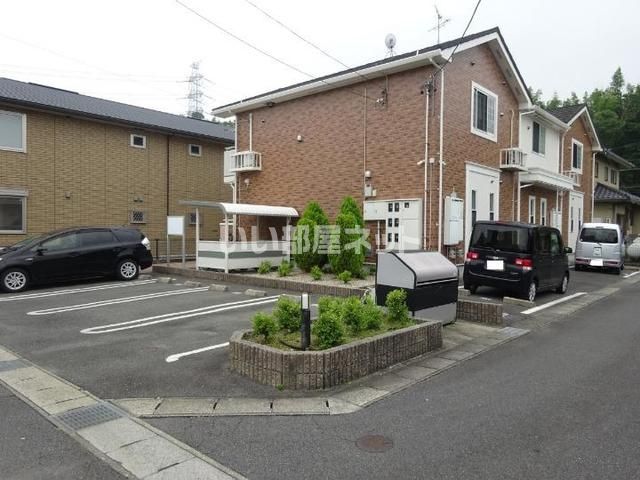 【三重郡朝日町大字縄生のアパートの駐車場】