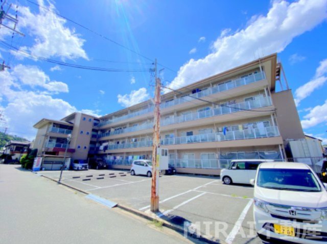 柏原市国分市場のマンションの建物外観