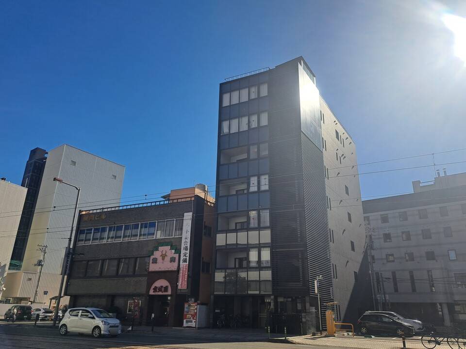 松山市一番町のマンションの建物外観