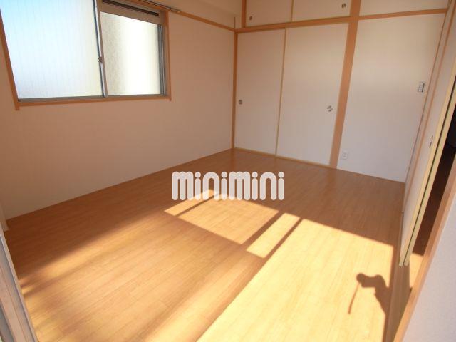 居室・リビング　角部屋なので明るく風通しの良いお部屋。