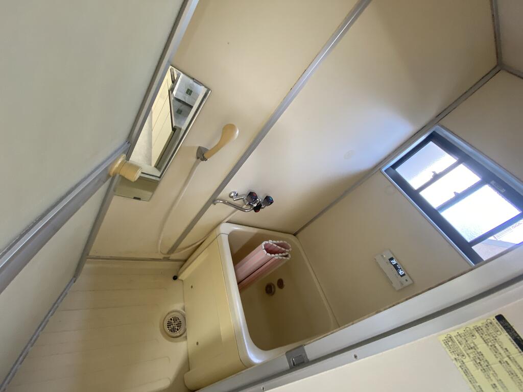バス・シャワールーム　お風呂は小さめだけど、ザブーンできます