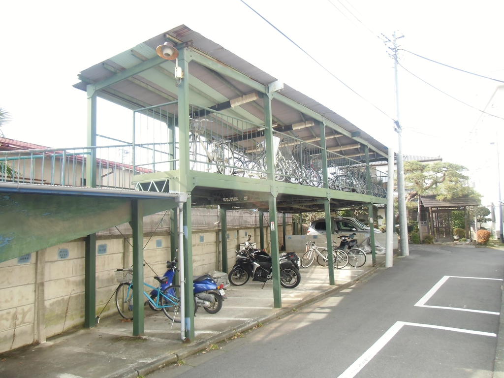 その他共有部分　屋外駐輪場は無料。屋根付き駐輪場は、１階が有料、２階は無料。