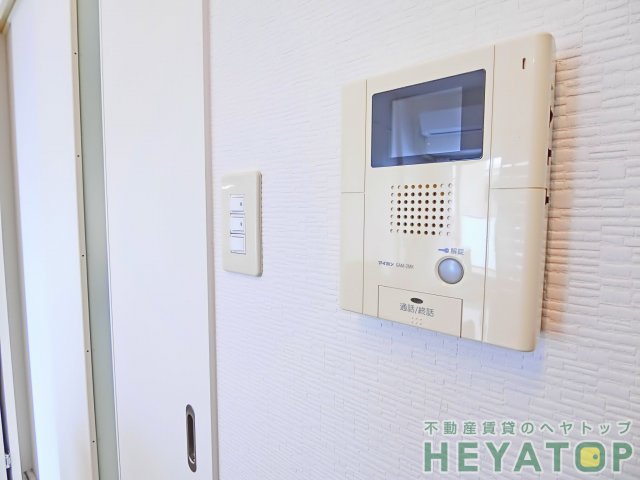 セキュリティ　モニター付きドアホンで安心確認（同仕様写真）
