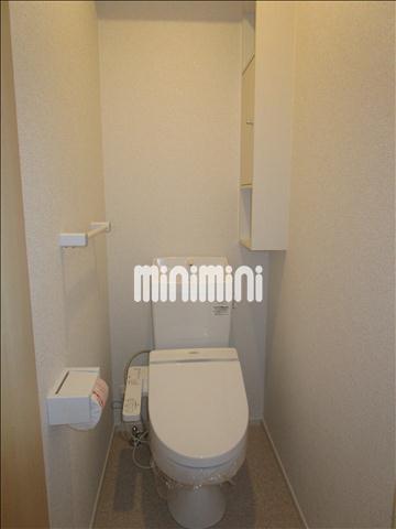 トイレ　便利な棚付のトイレです。