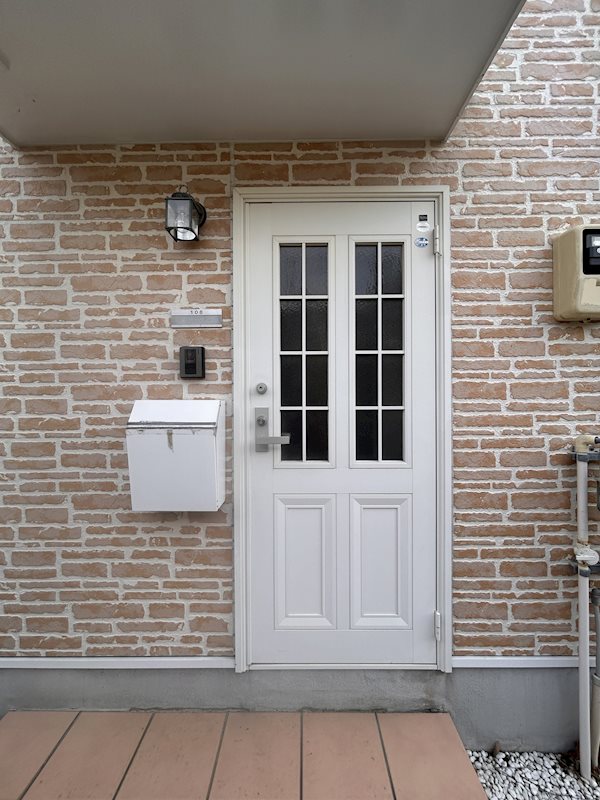 玄関　玄関ドアを開けたところです。写真には写っていませんが、右手に