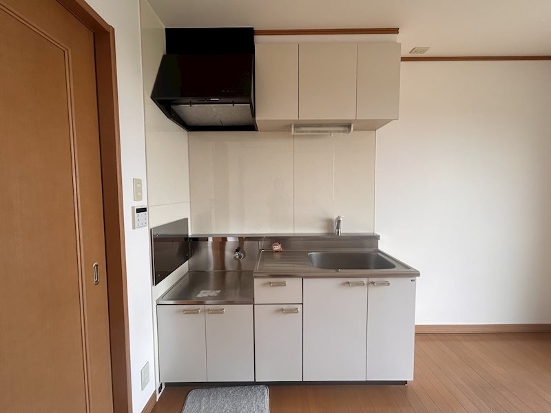 キッチン　収納たっぷりの壁付けキッチン。食品などの保管に便利な床下収納