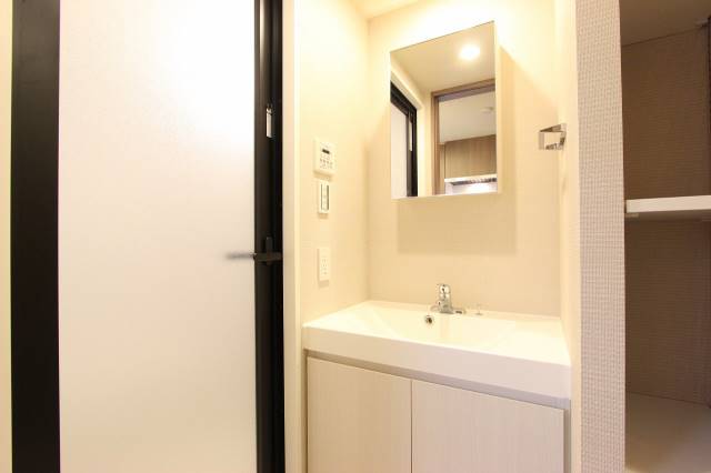 洗面設備　収納棚も設置してある洗面所です