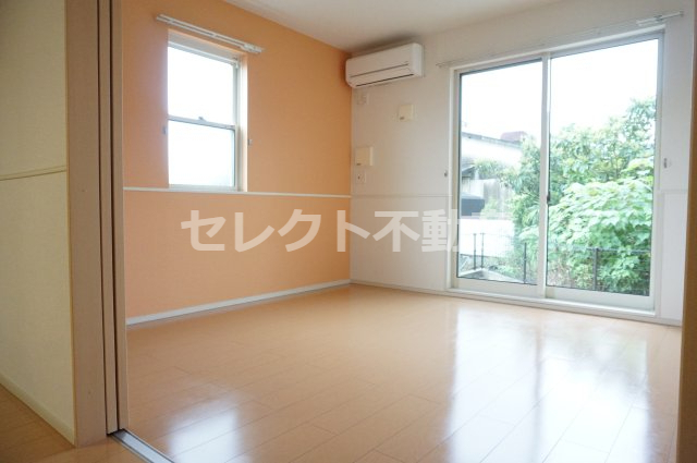 居室・リビング　内装は落ち着いています