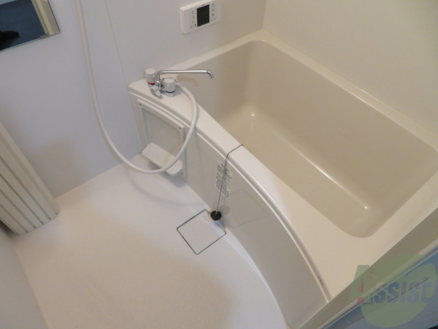 バス・シャワールーム　バスルームは狭すぎず、シャワーも浴びやすそうです。