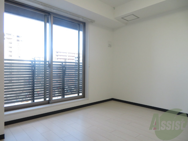 居室・リビング　こちらはリビングです。お部屋も明るいですね。