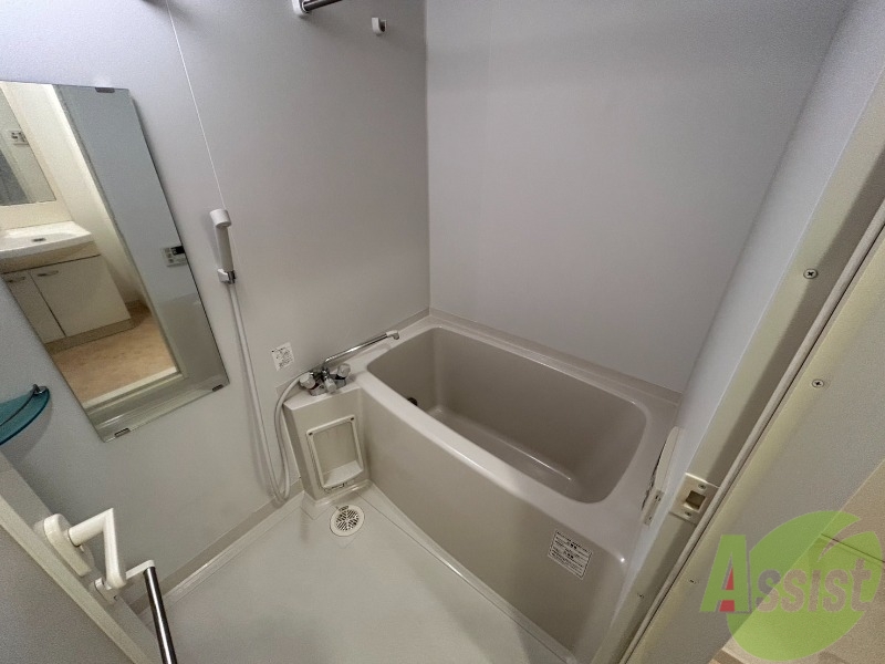 バス・シャワールーム　バスルームは狭すぎず、シャワーも浴びやすそうです。