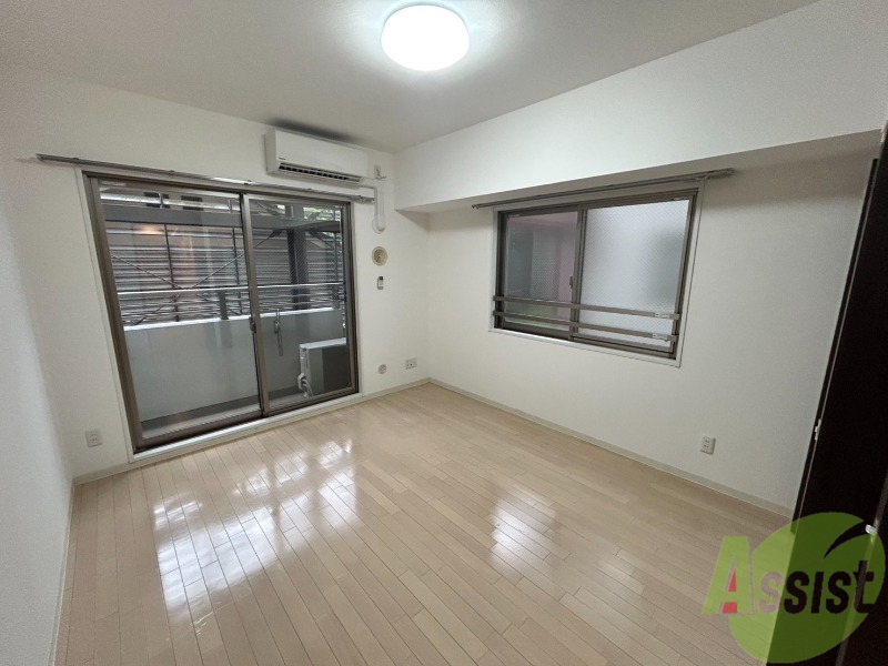 居室・リビング　８帖の洋室です。広々として、きれいですね。