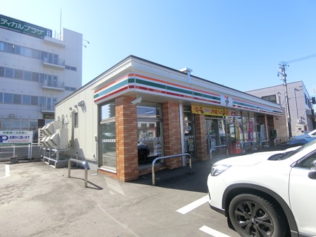 コンビニ　セブンイレブン北広島駅前店（コンビニ）まで511m