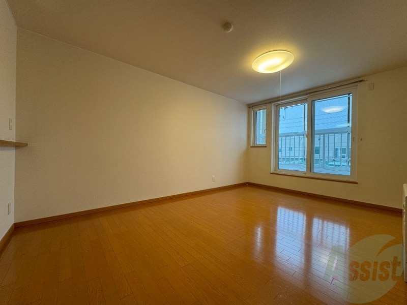 居室・リビング　木目のフローリングは落ち着きのある印象のお部屋になりますね。