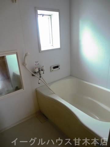 バス・シャワールーム　小窓があって換気のできる浴室