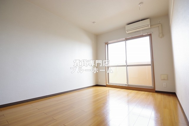 居室・リビング　8.3帖の明るい洋室！