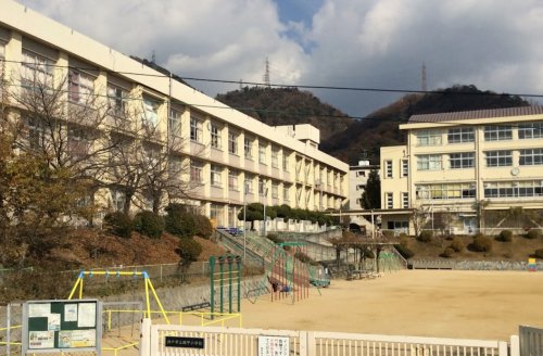 小学校　神戸市立鶴甲小学校（小学校）まで640m