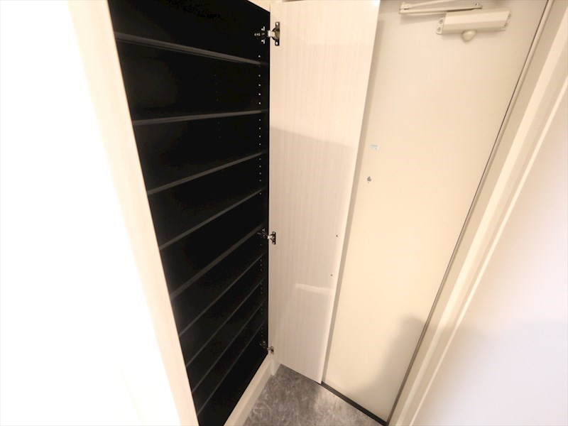 玄関　玄関　シューズボックス付（収納充実してます）