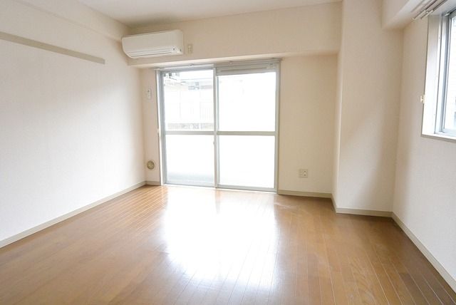 居室・リビング　★２面採光明るい洋室★