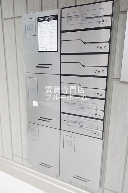 その他　便利な宅配ボックス付きです！