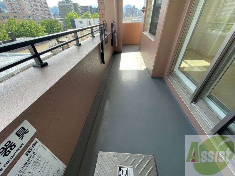 バルコニー　バルコニーは幅があり、広い印象を受けました。