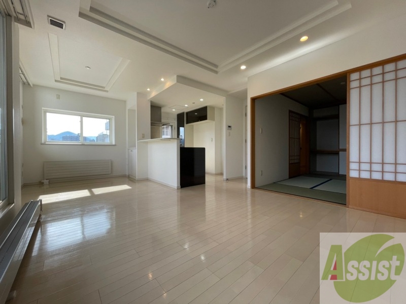 居室・リビング　広くてキレイなお部屋が広がっていて、充実した生活が送れそう。