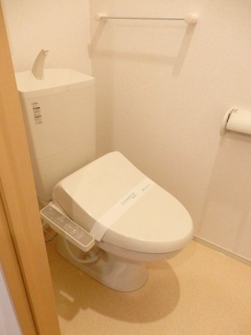 トイレ　落ち着いた色調のトイレです