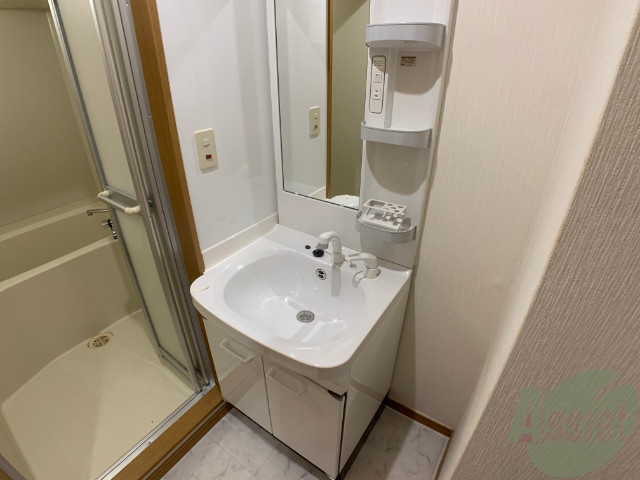 洗面設備　洗面化粧台はお風呂の手前に、身だしなみはこちらで