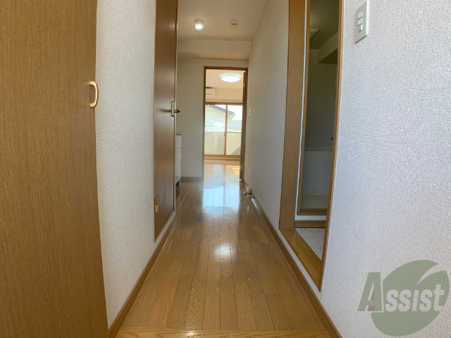 玄関　玄関を入ると正面がリビング、右手に洗面、お風呂があります